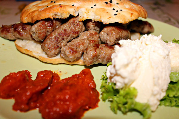 Originální bosenské Ćevapčići v pita chlebu se smetanou