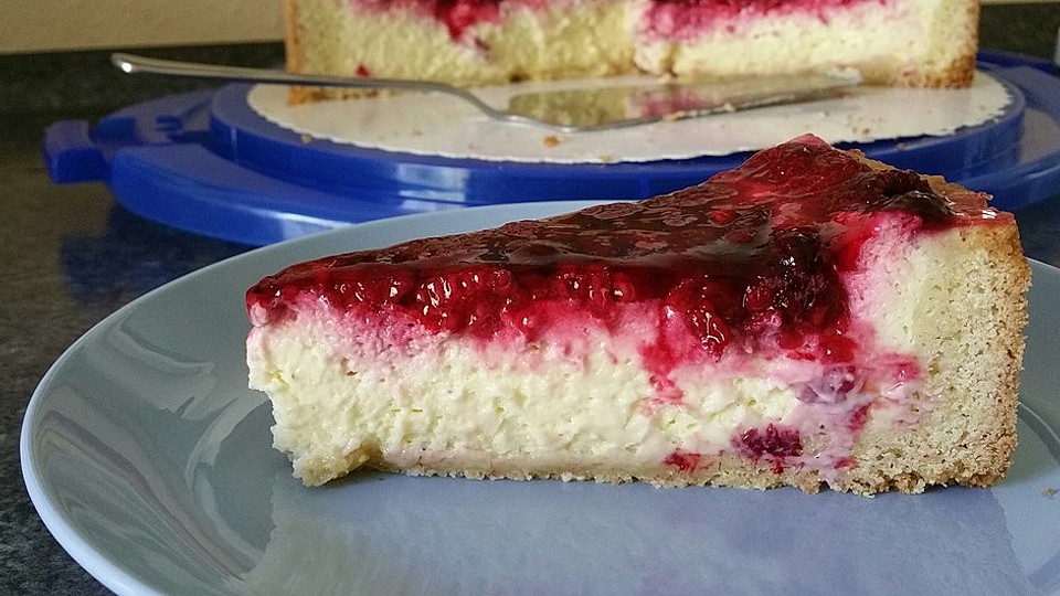 Pudinkový koláč s kysanou smetanou a malinami