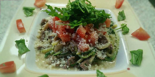 Hovězí svíčková s cuketovými špagetami a portskou omáčkou