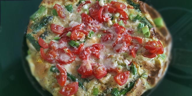 Chřestová frittata s rajčaty a parmazánem