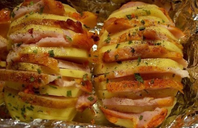 Brambory zapečené se slaninou, sýrem a žampiony