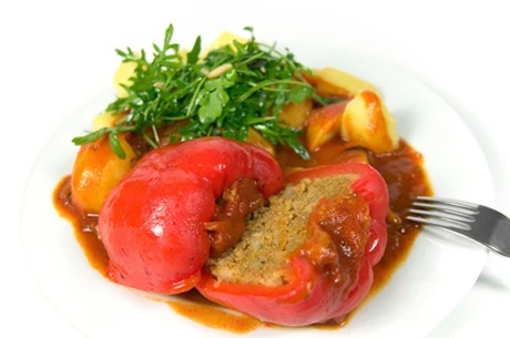 Gefüllte paprika mit tomatensauce