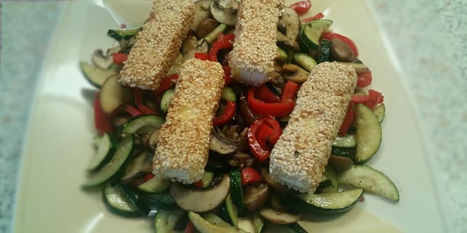 Nízkosacharová zelenina na pánvi se sýrovými tyčinkami (bezlepkové, vegetariánské)