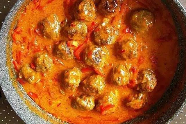 Masové kuličky v paprikové smetanové omáčce