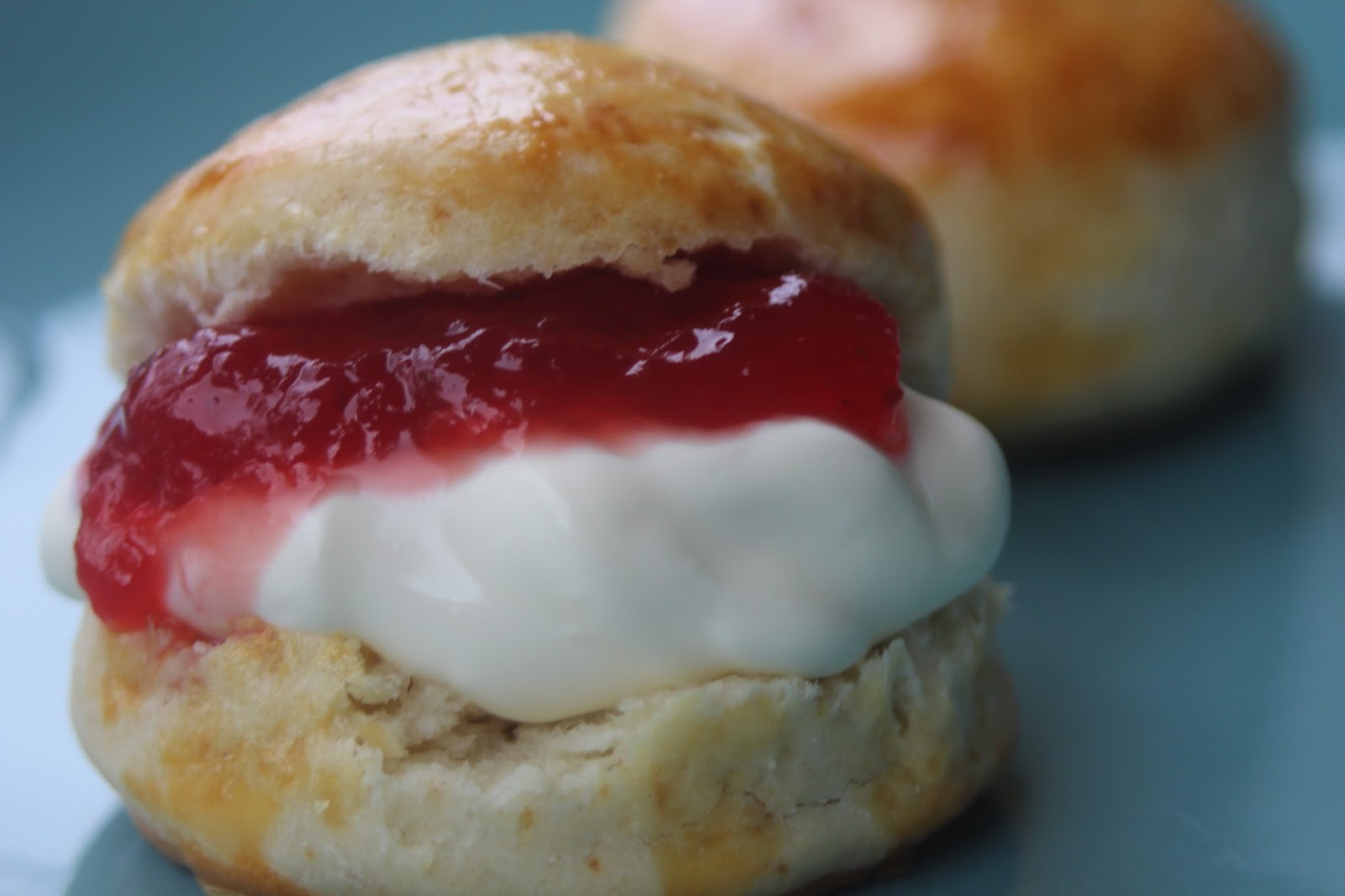 Scones mit Clotted Cream und Erdbeermarmelade