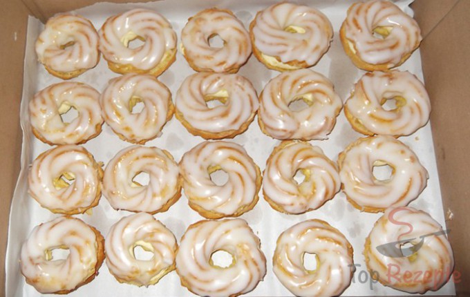 Spritzkuchen s lehkým máslovým krémem