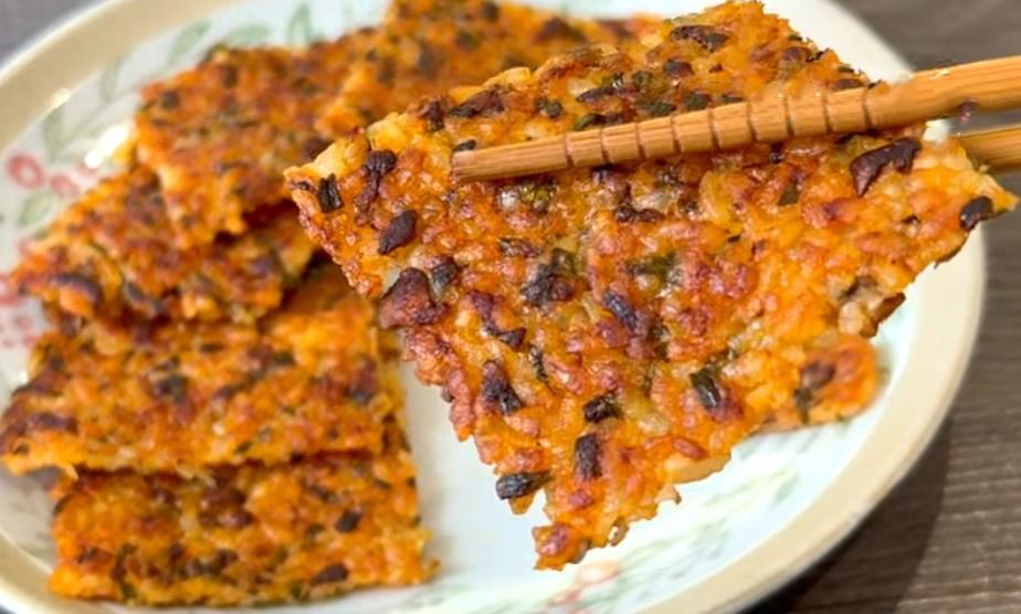 Měl jsem geniální nápad opéct rýži na pánvi, přitlačit ji a zhutnit a podívat se na výsledek!