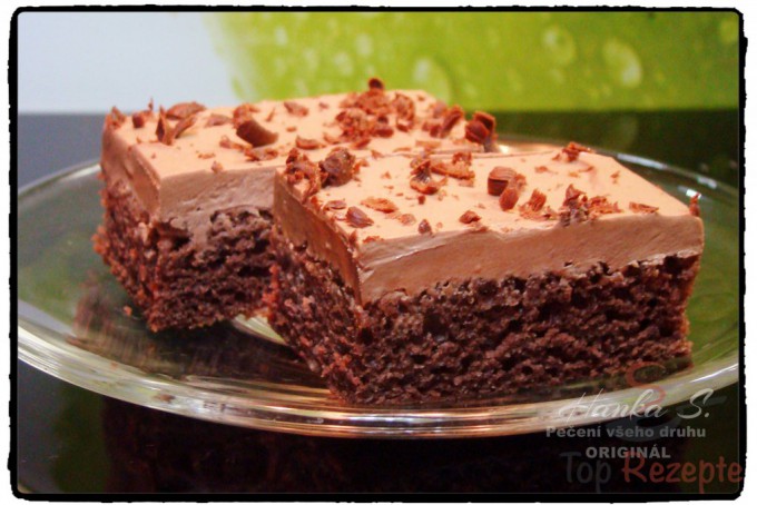 Rychlý kefírový koláč se smetanovou čokoládovou polevou