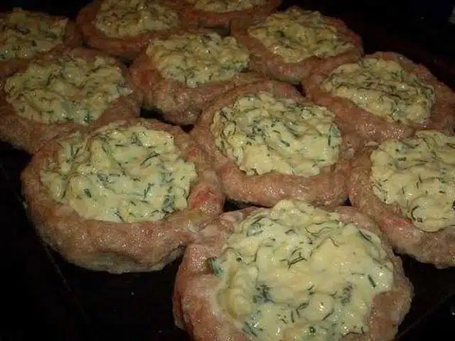 Masové hnízda plněná sýrem z trouby