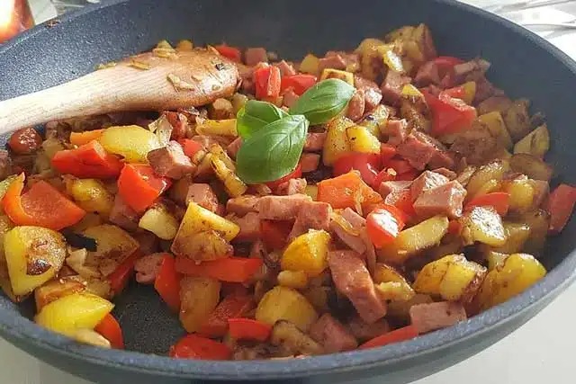 Recept na pánev „Leberkäse“ – vydatná večeře!