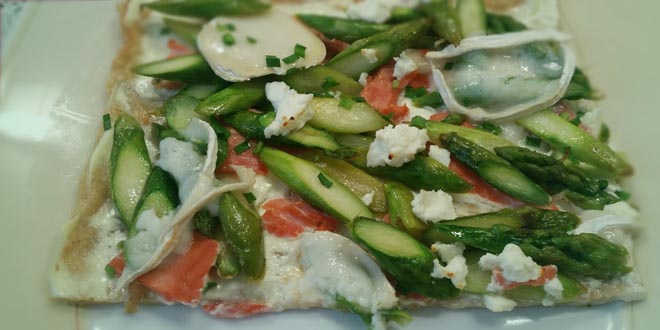 Nízkosacharidový Flammkuchen se zeleným chřestem a lososem