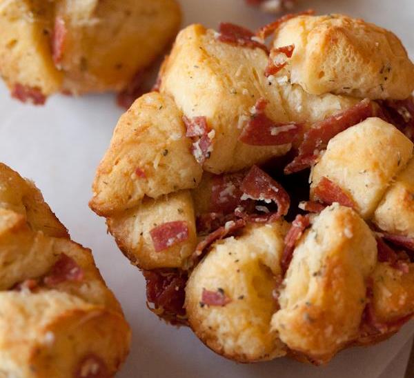 Pepperoni pizza opičí chléb