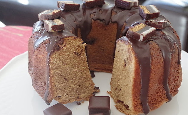 Dominostein Gugelhupf se traduirait de manière adaptée en tchèque par **„Dominový bábovka“**.