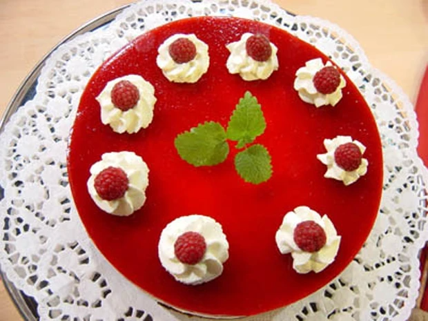 Mohn-topfentorte mit himbeeren