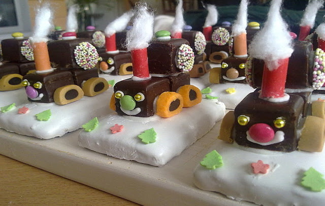 Lokomotiva z dominových kostek