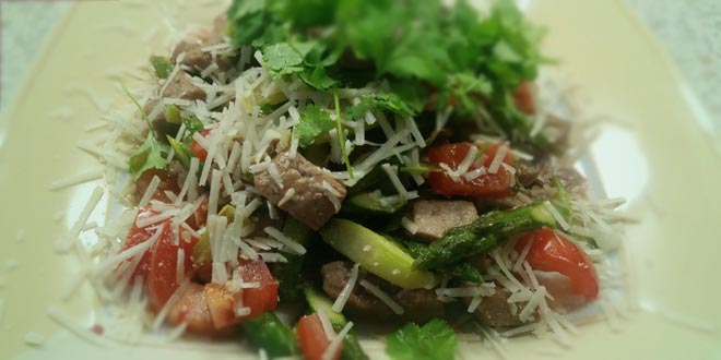 Nízkosacharidová pánvička se zeleným chřestem a telecí játrou (bez lepku)