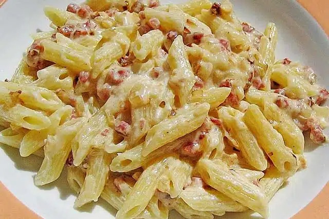 Těstoviny se šunkou a zakysanou smetanou – rychlý recept