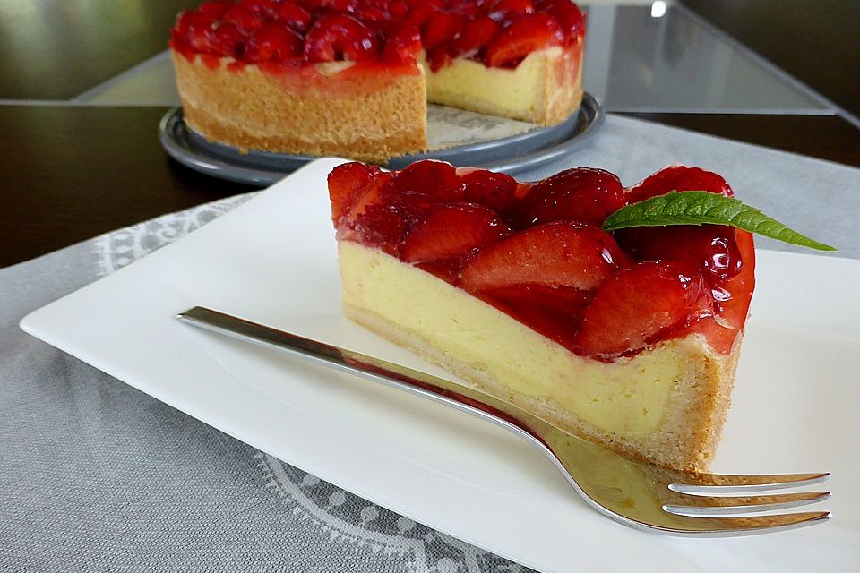 Plátky tvarohového dortu s jahodami