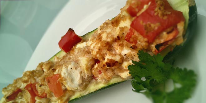 Cuketa plněná paprikovým tvarohem (low carb, nízkokalorická, vegetariánská)