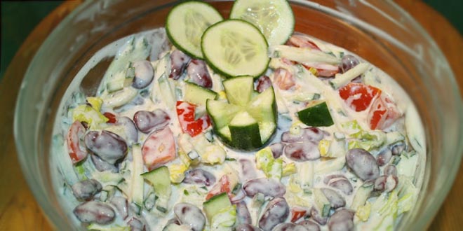 Nízkosacharidový salát s červenými fazolemi a jogurtem