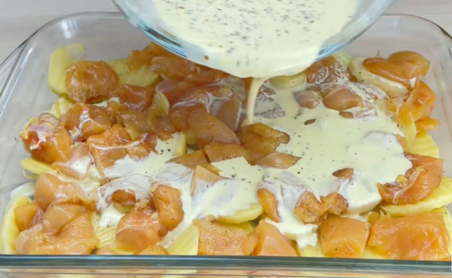 Dávám do pánve brambory a syrová kuřecí prsa, pak nalévám toto těsto, jen 360 kcal: Nikdo nevěřil, že je to dietní!