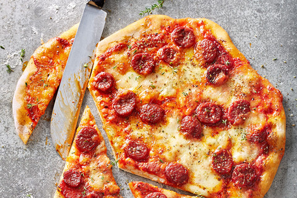 Křupavě tenká pizza s chorizem a mozzarellou