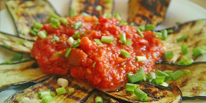 Grilovaný lilek s pikantní rajčatovou salsou (vegan, low carb, SiS)