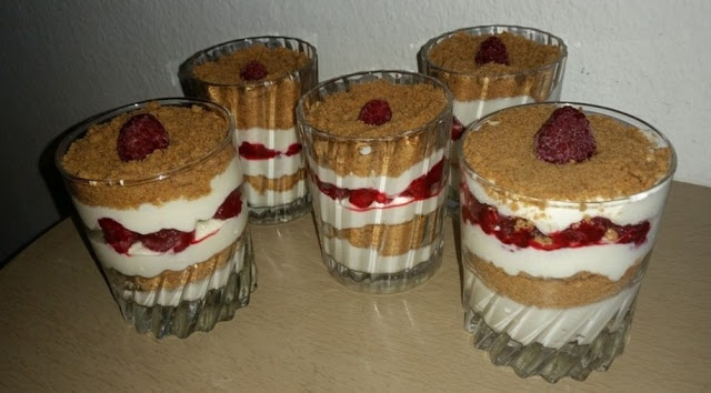 Malinový dezert se skořicovým sušenkami