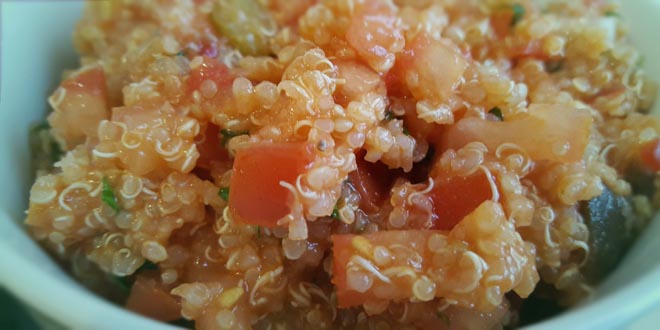 Pikantní quinový salát s rajčaty (chutná teplý i studený) vegetariánský a nízkosacharidový