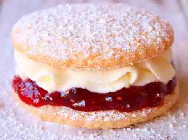 Malinové pusinky s máslovým krémem recept