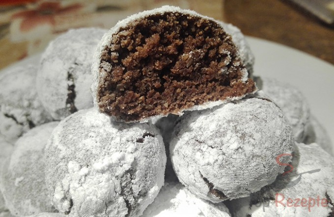 Čokoládovo-ořechové kuličky v práškovém cukru