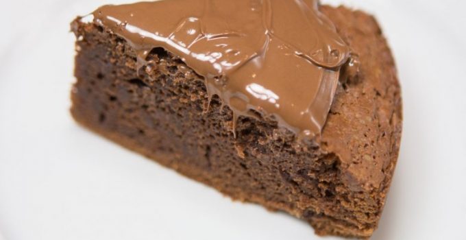 Nutellakuchen en tchèque se traduit par **Nutellový dort**.