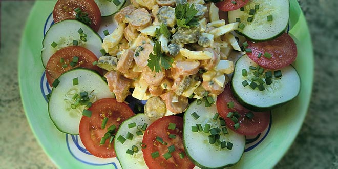 Krémový salát s klobásou a vejcem (Nízkosacharidová večeře na teplé období)