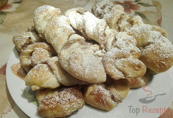 Rolky s jablečno-ořechovou náplní