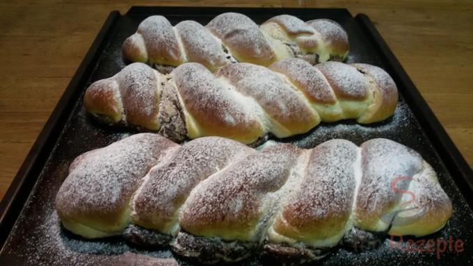 Mit Kakaopudding gefüllte Hefezöpfe