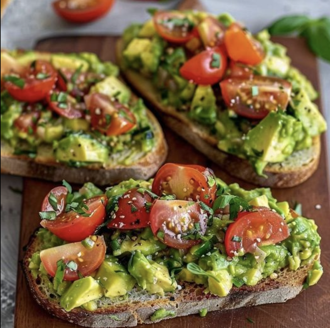 Avokádový chléb s rajčaty