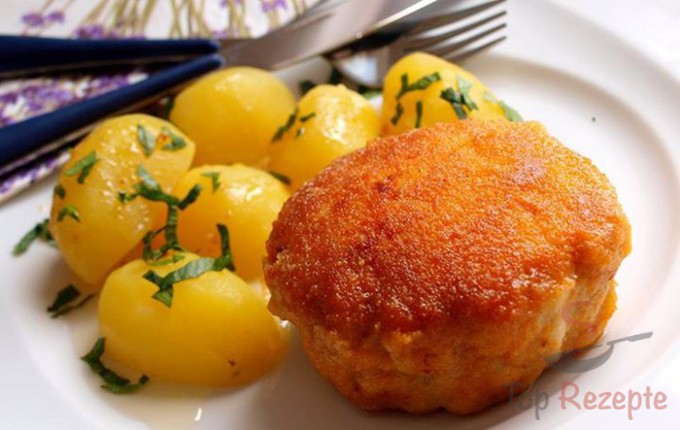 Smažené karbanátky s vařenými solenými bramborami