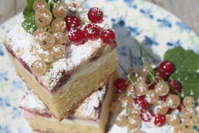 Streuselový cheesecake blondie s chutným letním lesním ovocem