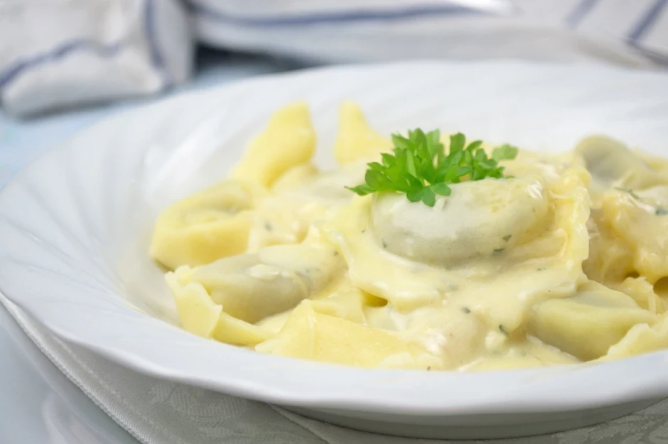 Domácí sýrová omáčka s tortellini