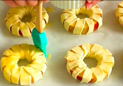 Nakrájejte jablka na plátky a zabalte je do listového těsta