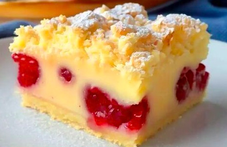 Třešňový koláč se drobenkou a vanilkovým pudinkem