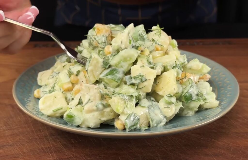 Minulou noc jsem krásně spal (bez neustálého probouzení), tento salát jsem snědl jako první: je lehký a zasytí!