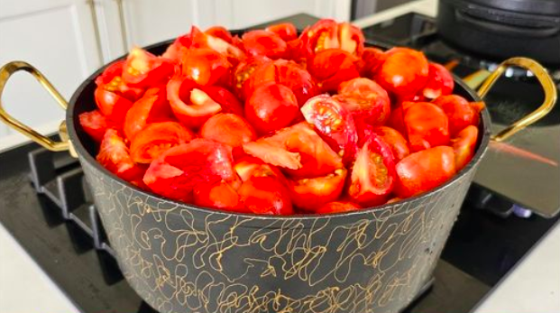 Tomatensauce mit 250ml Essig die mache ich jedes Jahr