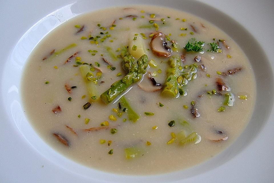 Spargelcremesuppe mit gebratenen Champignons und Schinkenwürfeln