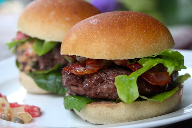 Buchweizen-sezamové bulky a klasická omáčka