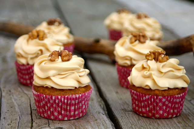 Cupcakes s karamelem, datlemi a vlašskými ořechy