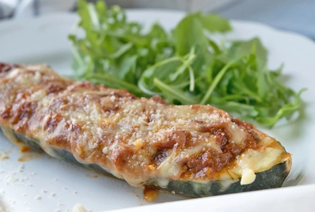 Zucchini gefüllt mit faschiertem