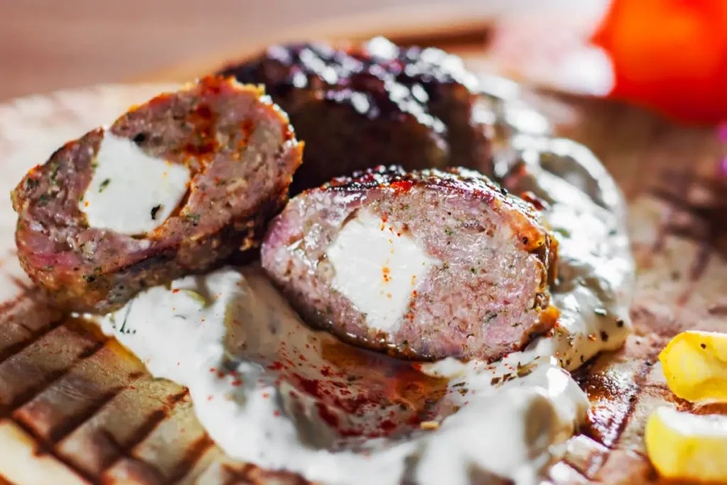 Recept na bifteki: Hovězí mleté maso plněné ovčím sýrem