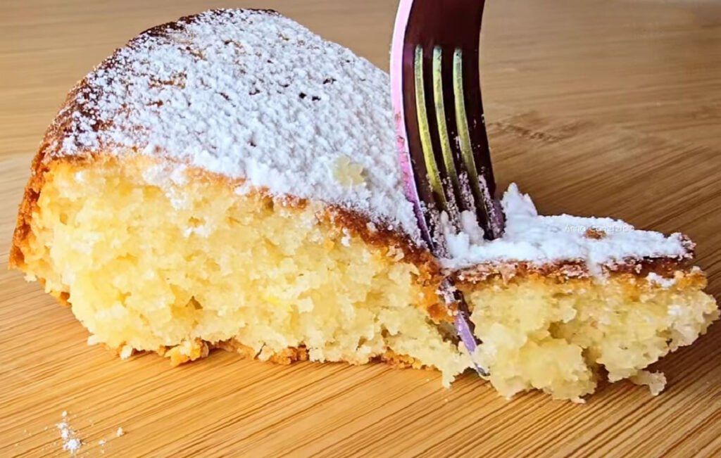 Dieser Kuchen liegt mir sehr am Herzen, er erinnert mich an meine Kindheit und ich backe ihn auch heute noch oft: er ist sehr weich!