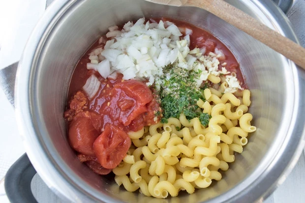 Jednoduché rajčatové těstoviny z jednoho hrnce
